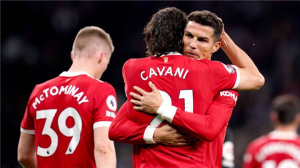 HLV Solskjaer: 'Không ai sánh bằng đẳng cấp của Ronaldo và Cavani' - 1