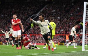 Man Utd sụp đổ, Liverpool không thèm ghi thêm bàn thắng - 1